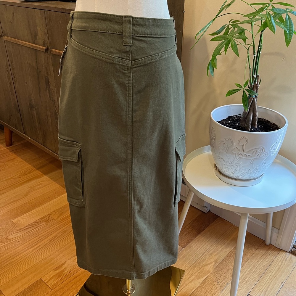 RSQ Mid Rise Cargo Midi Skirt. Dark Olive Green. Size 26. - Picture 3 of 7